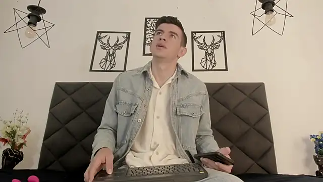 Snapshot of MikaelSlow chatting on February 22, 4:07 am MikaelSlow online show from February 22, 4:07 am