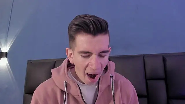 Snapshot of MikaelSlow chatting on October 17, 3:53 am MikaelSlow online show from October 17, 3:53 am