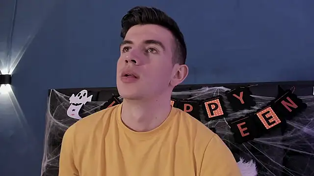 Snapshot of MikaelSlow chatting on October 19, 4:35 am MikaelSlow online show from October 19, 4:35 am