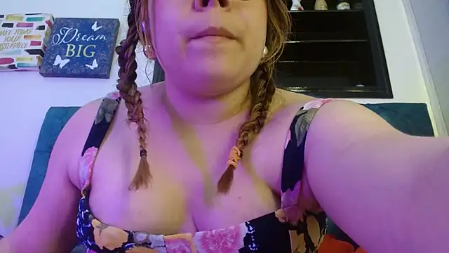 Snapshot of EmmaCoxx chatting on January 19, 4:01 am EmmaCoxx online show from January 19, 4:01 am