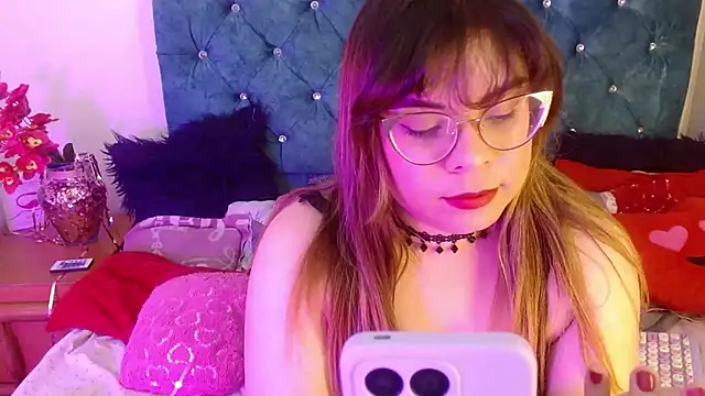 Snapshot of EmmaCoxx chatting on February 2, 2:06 am EmmaCoxx online show from February 2, 2:06 am