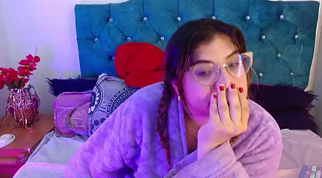 Snapshot of EmmaCoxx chatting on February 9, 5:33 pm EmmaCoxx online show from February 9, 5:33 pm