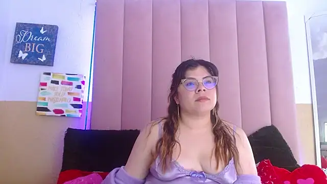 Snapshot of EmmaCoxx chatting on February 26, 5:42 am EmmaCoxx online show from February 26, 5:42 am