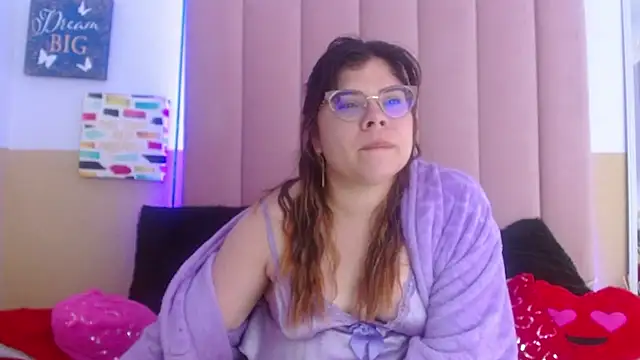 Snapshot of EmmaCoxx chatting on February 26, 8:48 am EmmaCoxx online show from February 26, 8:48 am