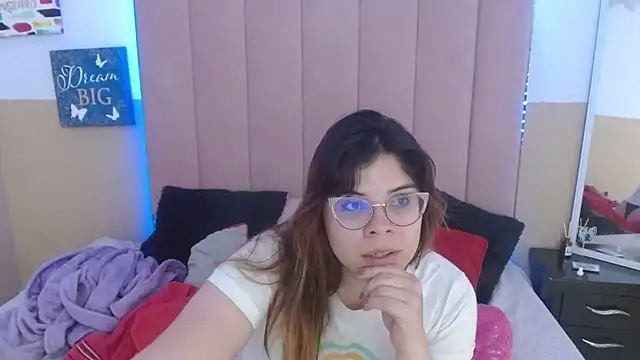 Snapshot of EmmaCoxx chatting on March 1, 2:04 am EmmaCoxx online show from March 1, 2:04 am