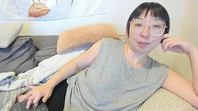 Snapshot of luxgray chatting on February 2, 12:20 am luxgray online show from February 2, 12:20 am