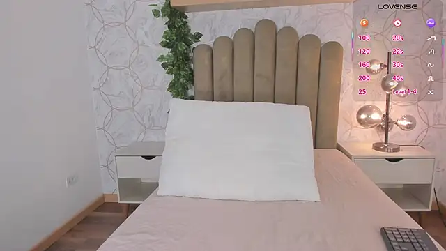 Snapshot of Roma__love chatting on October 4, 12:03 pm Roma love online show from October 4, 12:03 pm