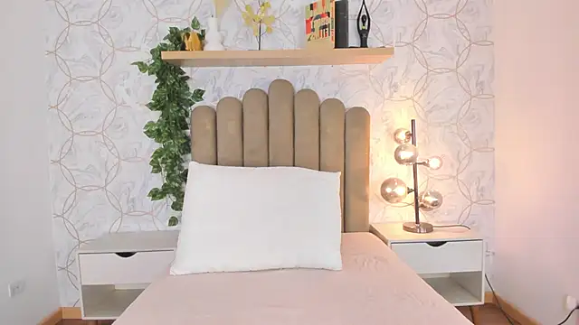 Snapshot of Roma__love chatting on October 18, 12:06 pm Roma love online show from October 18, 12:06 pm