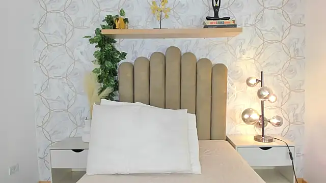 Snapshot of Roma__love chatting on October 27, 12:09 pm Roma love online show from October 27, 12:09 pm