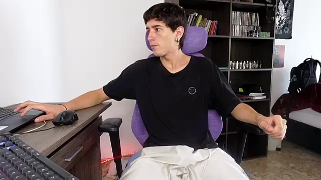 Snapshot of alex_connorr chatting on September 27, 4:01 pm alex connorr online show from September 27, 4:01 pm