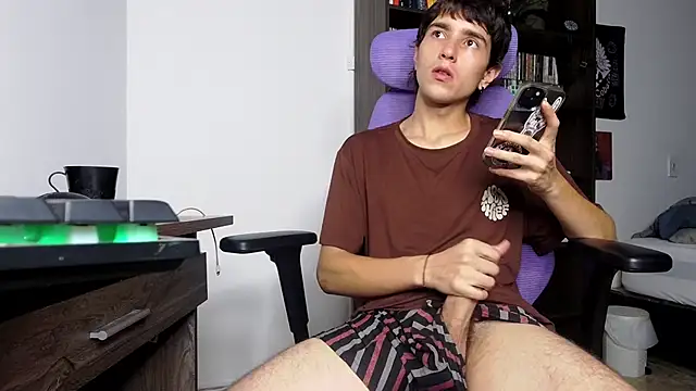 Snapshot of alex_connorr chatting on October 9, 3:59 am alex connorr online show from October 9, 3:59 am