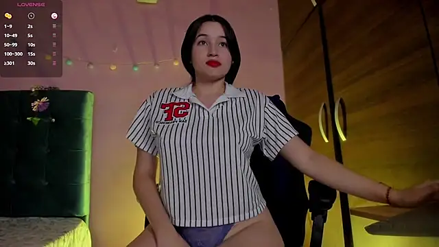 Snapshot of Sophie_spencer1 chatting on December 12, 1:10 am Sophie spencer1 online show from December 12, 1:10 am