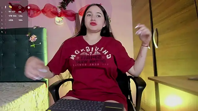 Snapshot of Sophie_spencer1 chatting on December 28, 2:43 am Sophie spencer1 online show from December 28, 2:43 am