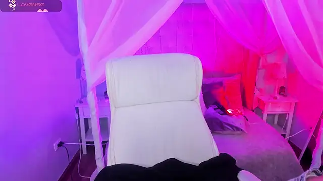 Snapshot of Hanna__Becker_ chatting on February 26, 3:32 am Hanna Becker online show from February 26, 3:32 am
