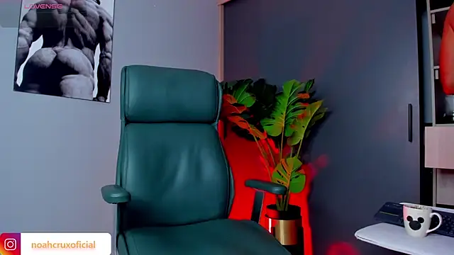 Snapshot of noah_crux chatting on March 6, 11:50 am noah crux online show from March 6, 11:50 am