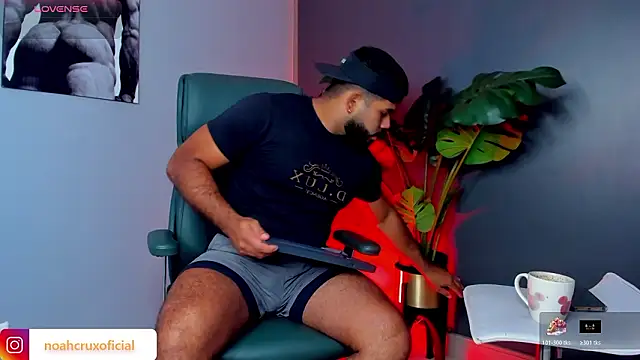 Snapshot of noah_crux chatting on March 7, 10:18 pm noah crux online show from March 7, 10:18 pm