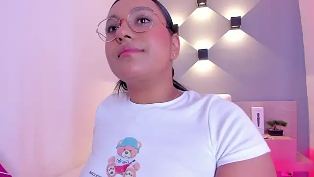 Snapshot of ellamontoya chatting on February 5, 4:27 am ellamontoya online show from February 5, 4:27 am