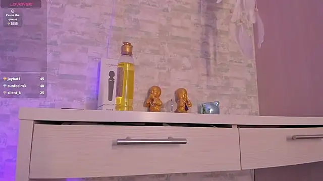 Snapshot of ellamontoya chatting on March 2, 7:21 am ellamontoya online show from March 2, 7:21 am