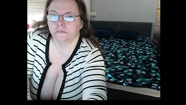 Snapshot of Sweetboobs chatting on April 5, 7:27 am Sweetboobs online show from April 5, 7:27 am
