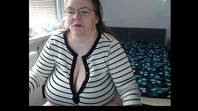 Snapshot of Sweetboobs chatting on May 3, 8:31 am Sweetboobs online show from May 3, 8:31 am