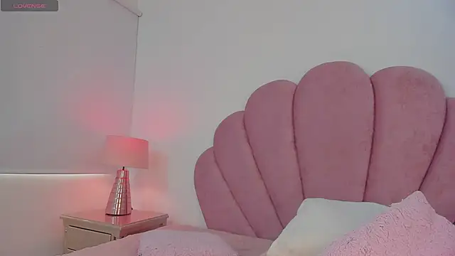 Snapshot of Nicole_Paradise chatting on January 20, 4:01 pm Nicole Paradise online show from January 20, 4:01 pm