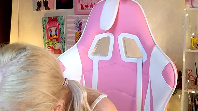 LexieLoree online show from December 7, 8:11 am