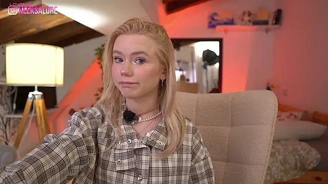 LexieLoree online show from February 7, 4:05 am