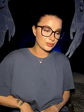 Mia-Minou online show from October 7, 9:45 pm