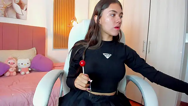 mia nevaeh online show from December 27, 1:32 am