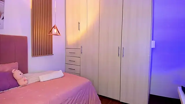 mia nevaeh online show from December 13, 8:04 pm