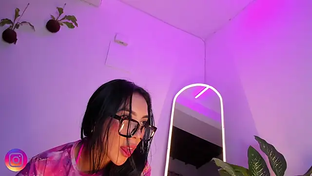 Snapshot of tinymoon- chatting on March 11, 3:05 am tinymoon- online show from March 11, 3:05 am