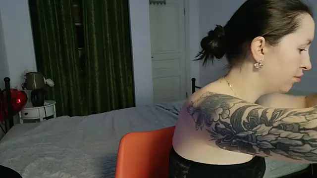 Snapshot of VioletCatt chatting on April 7, 5:41 am VioletCatt online show from April 7, 5:41 am