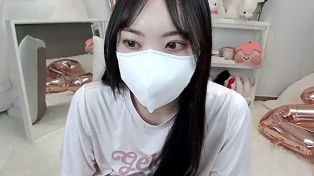 momo room online show from May 24, 11:04 am