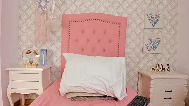 Snapshot of Sara__Williams chatting on February 9, 6:43 am Sara  Williams online show from February 9, 6:43 am