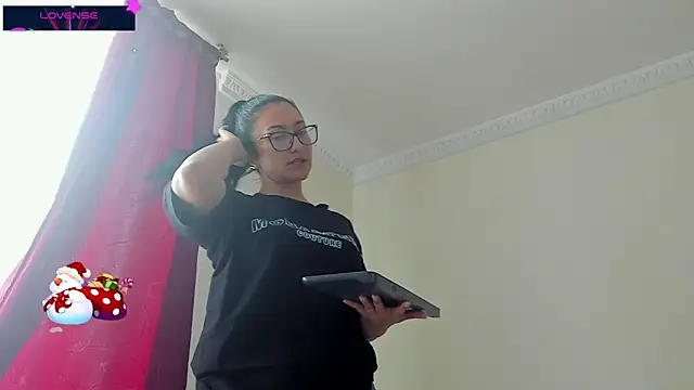 Snapshot of Missmia23 chatting on December 12, 5:48 pm Missmia23 online show from December 12, 5:48 pm