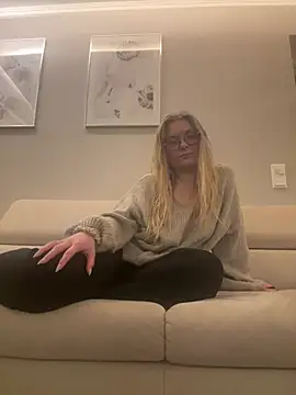 Curvyloveandhim online show from July 25, 11:24 pm
