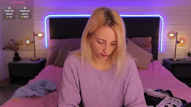 Selena Lily online show from October 6, 6:00 am