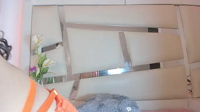 chrystal js online show from February 7, 4:03 pm