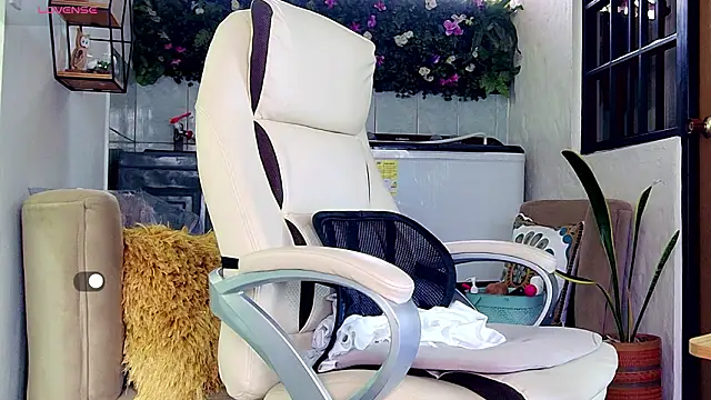 Snapshot of yanella_fire chatting on March 29, 1:11 pm yanella fire online show from March 29, 1:11 pm