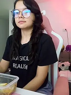 Snapshot of azumiichan chatting on April 9, 12:43 am azumiichan online show from April 9, 12:43 am