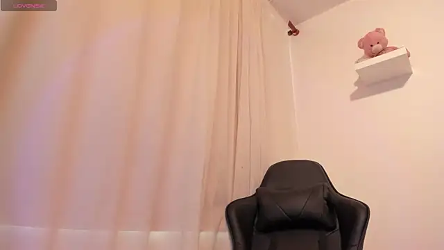 Snapshot of I_am_tori chatting on December 27, 7:24 pm I am tori online show from December 27, 7:24 pm