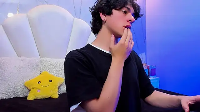 Snapshot of Luke_Howland chatting on December 5, 3:26 am Luke Howland online show from December 5, 3:26 am