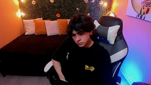 Snapshot of Luke_Howland chatting on December 5, 8:22 pm Luke Howland online show from December 5, 8:22 pm