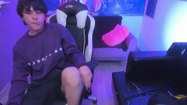 Snapshot of Luke_Howland chatting on December 10, 5:22 pm Luke Howland online show from December 10, 5:22 pm