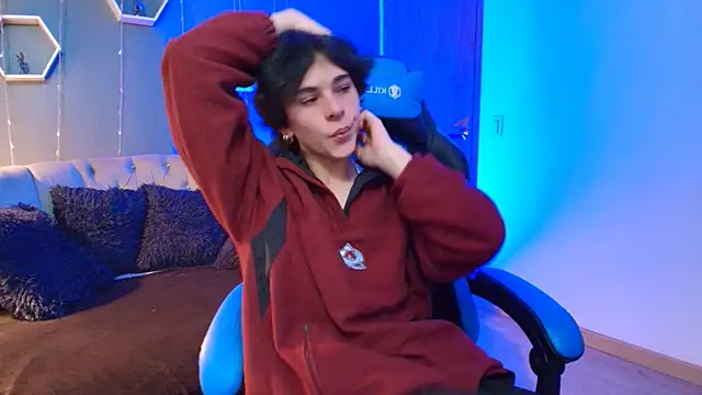 Snapshot of Luke_Howland chatting on December 19, 8:13 pm Luke Howland online show from December 19, 8:13 pm