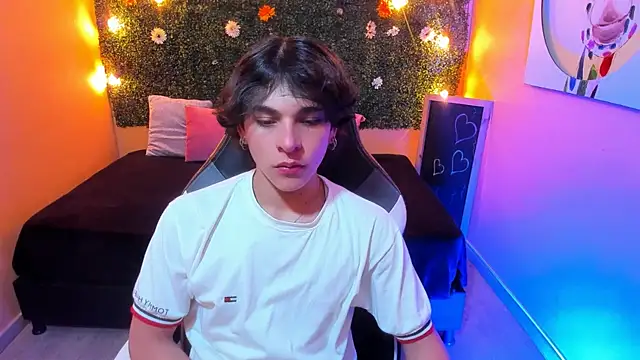 Snapshot of Luke_Howland chatting on January 15, 9:41 pm Luke Howland online show from January 15, 9:41 pm