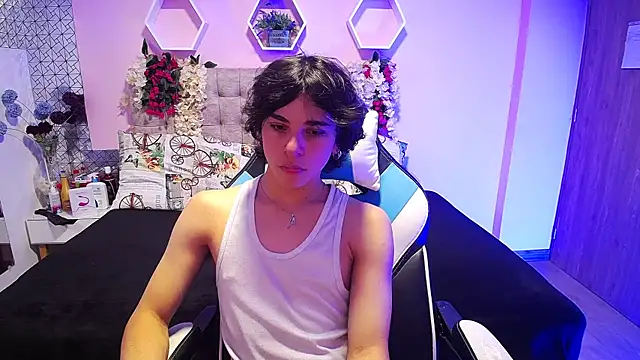 Snapshot of Luke_Howland chatting on January 22, 8:17 pm Luke Howland online show from January 22, 8:17 pm