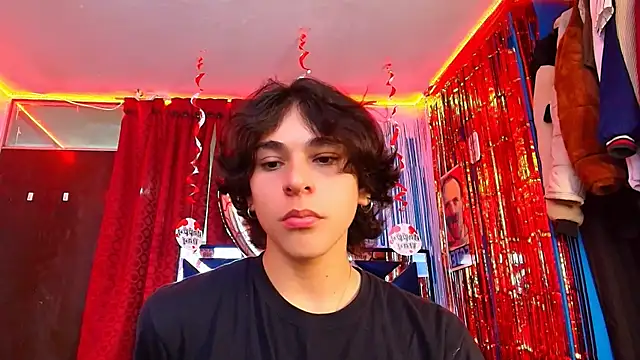 Snapshot of Luke_Howland chatting on February 18, 12:04 am Luke Howland online show from February 18, 12:04 am