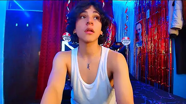 Snapshot of Luke_Howland chatting on February 18, 11:52 pm Luke Howland online show from February 18, 11:52 pm