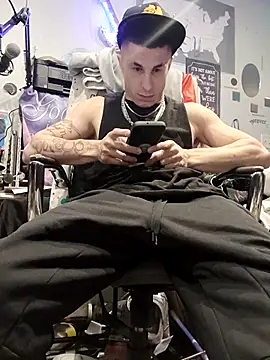 Snapshot of --D-a-D-D-y- chatting on September 19, 2:18 pm --D-a-D-D-y- online show from September 19, 2:18 pm